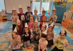Liwia rozdała dzieciom lizaki, cukierki oraz czapki urodzinowe i pozujemy z tym do zdjęcia