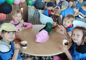 Jagoda, Filip , Weronika i Klara podczas jedzenia pysznych lodów