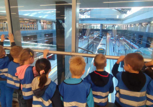 Dzieci z góry oglądają odjazd pociągu ŁKA