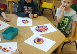 Kolorowe wzory tworzone przez dzieci