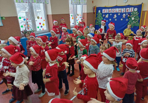 Dzieci śpiewają piosenkę z pokazywaniem na sali gimnastycznej