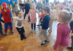 Dzieci tańczą wesoła na sali gimnastycznej Sp.
