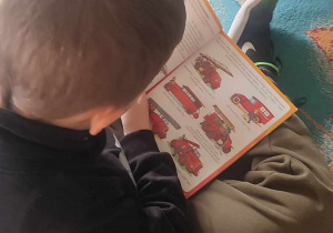 Tony ogląda książkę o strażakach