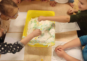 Dzieci dokładają barwników do miski