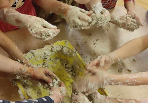 Na koniec dzieci eksperymentowały z pozostałą pianką. Dodawały przede wszystkim mąkę.
