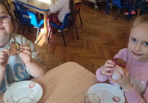 Mają i Julka zadowolone siedzą przy stoliku z babeczkami czekoladowymi