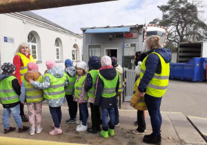 Tyle waży grupa na wadze do samochodów.