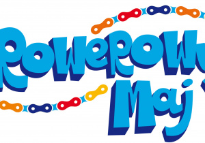 Na obrazku znajduje się logo akcji „Rowerowy Maj”. Napis wykonany jest w dużych, niebieskich, lekko trójwymiarowych literach, a całość otacza kolorowy łańcuch rowerowy w barwach: czerwonej, pomarańczowej, żółtej i niebieskiej.