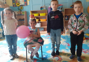 Marysia podczas swoich urodzin z balonem i czapeczką. Obok Basia, Kacper i Daniil
